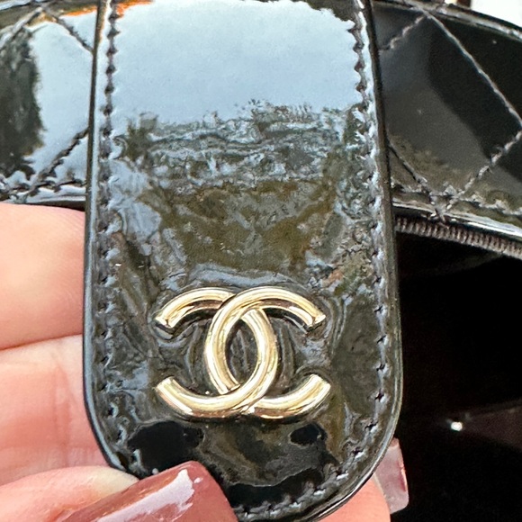 Patent quilted mini COCO Chanel round vanity shoulder bag - Picture 8 of 11